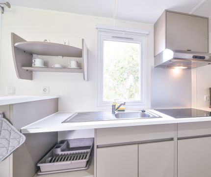 saelmaecocamp-mobilehome-detail-kitchen